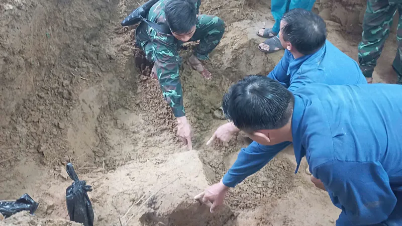 Đội Quy tập hài cốt liệt sĩ Sư đoàn 968 đang tìm kiếm hài cốt liệt sĩ tại thôn Ba Thung, xã Cam Tuyền