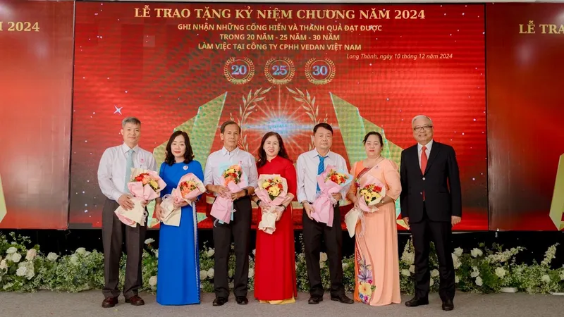 Công ty Vedan Việt Nam trao tặng Kỷ niệm chương tôn vinh 301 nhân viên có thâm niên làm việc 20-25-35 năm