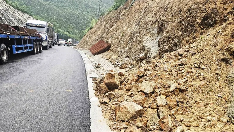 Miền Trung ứng phó với mưa lũ bất thường
