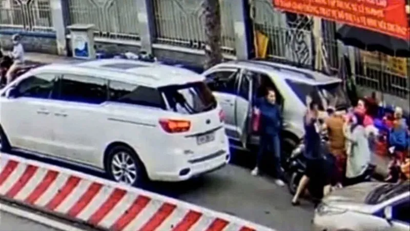 Công an lấy lời khai tài xế ô tô đánh người giữa đường phố trung tâm TPHCM