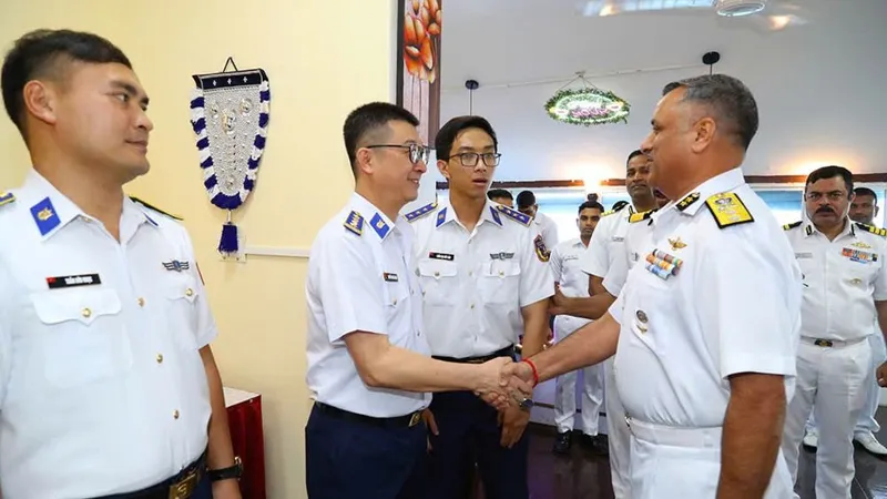 Cảnh sát biển Việt Nam chào xã giao Tư lệnh bờ Tây Lực lượng Bảo vệ bờ biển Ấn Độ