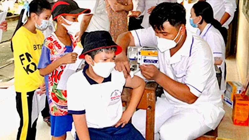 Tiền Giang: Tiêm vaccine phòng bệnh uốn ván, bạch hầu cho trẻ 7 tuổi
