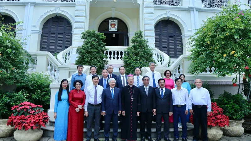 Chủ tịch Ủy ban Trung ương MTTQ Việt Nam cùng đoàn công tác thăm, chúc mừng Giáng sinh tại Tòa Tổng Giám mục Tổng Giáo phận TPHCM. Ảnh: DŨNG PHƯƠNG