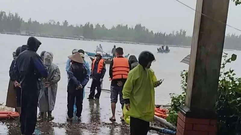 Chìm phà ở Tam Hải, nhiều người thoát chết