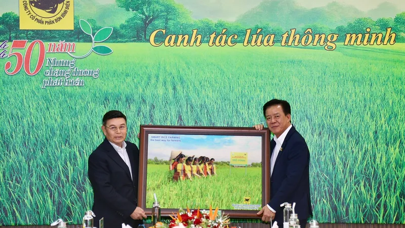 Chuyến thăm của Chủ tịch Quốc hội Lào tại Công ty cổ phần Phân bón Bình Điền: Mở ra cơ hội hợp tác nông nghiệp bền vững