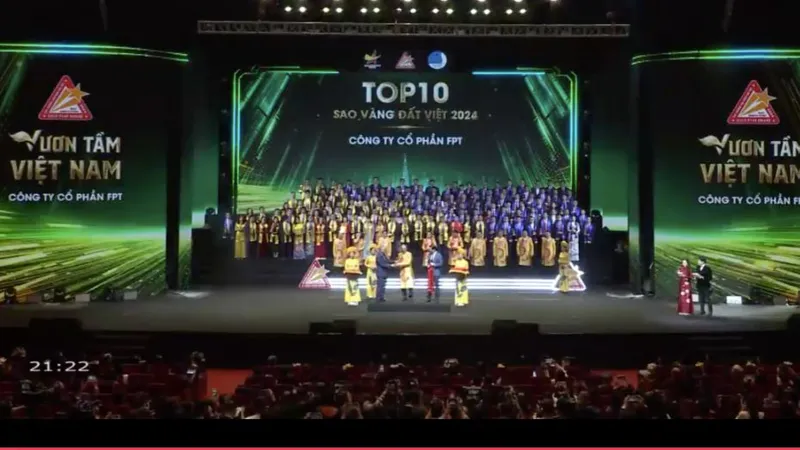 Phó Thủ tướng Thường trực Chính phủ Nguyễn Hòa Bình và Bí thư Thứ Nhất Trung ương Đoàn Bùi Quang Huy trao giải thưởng cho top 10 Giải thưởng Sao Vàng đất Việt 2024