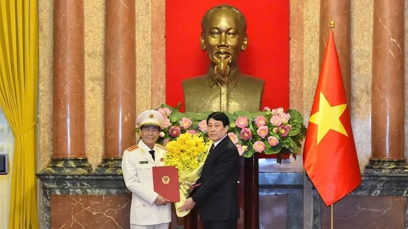 Chủ tịch nước trao quyết định thăng cấp bậc hàm Thượng tướng đối với đồng chí Lê Quốc Hùng