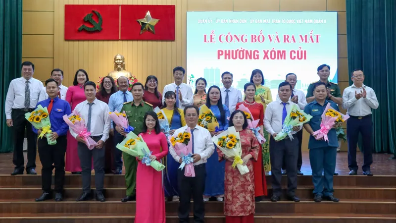 Lãnh đạo TPHCM, quận 8 chúc mừng các đồng chí tham gia Ban chấp hành Đảng bộ các phường sau sáp nhập. 