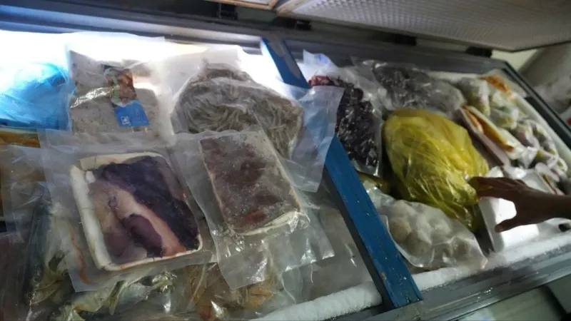 Hàng trăm kg trứng gà non, gân bò, vú heo bốc mùi hôi được lực lượng chức năng phát hiện, thu giữ. Ảnh: Công an cung cấp