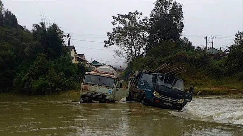Kon Tum: Giải cứu 2 người bị nước cuốn khi qua ngầm tràn