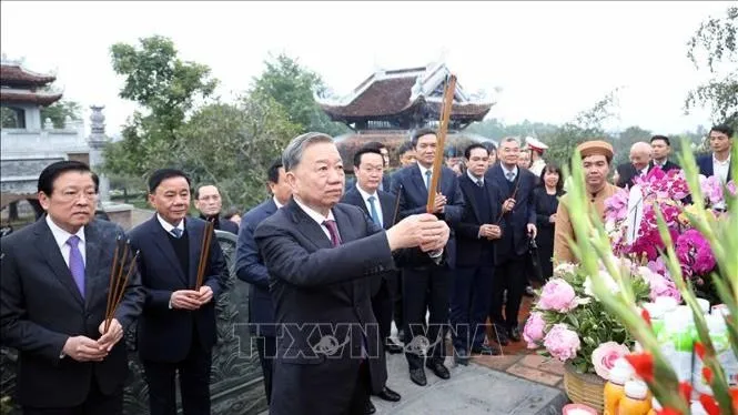 Tổng Bí thư Tô Lâm dâng hương tưởng niệm Chủ tịch Hồ Chí Minh tại Nghệ An