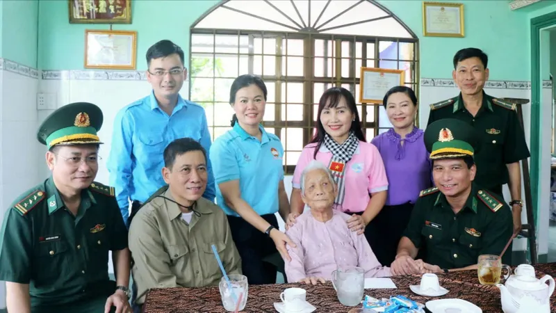Bộ đội Biên phòng TPHCM mang xuân đến với bà con huyện Cần Giờ