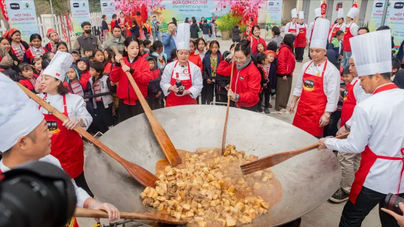 CHIN-SU mang chảo thịt kho trứng khổng lồ lên ăn Tết đặc biệt cùng thầy trò bản làng Tây Bắc