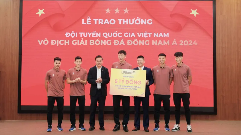 LPBank trao thưởng 5 tỷ đồng, đồng hành cùng Đội tuyển Bóng đá Việt Nam đăng quang ngôi vô địch Đông Nam Á