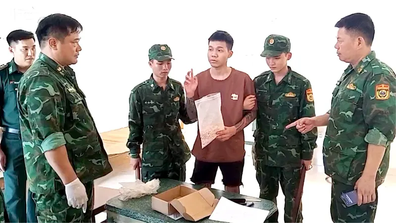 Bắt giữ đối tượng vận chuyển hơn 1.700 viên ma túy qua biên giới 