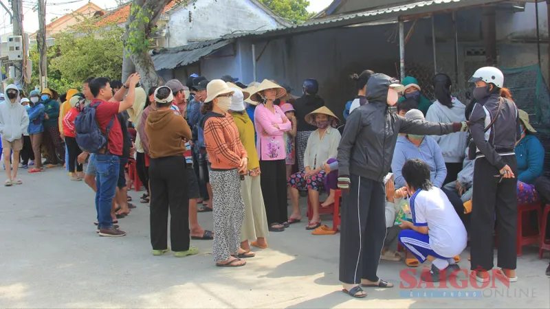 Người dân có mặt tại hiện trường vụ việc. Ảnh: TRƯƠNG NHÂN