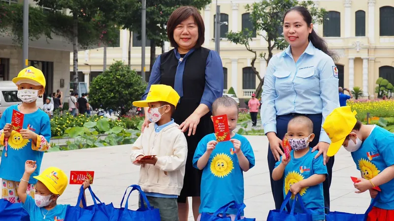 Đại diện Ban tổ chức chương trình trao quà cho bệnh nhi. Ảnh: HOÀNG HÙNG