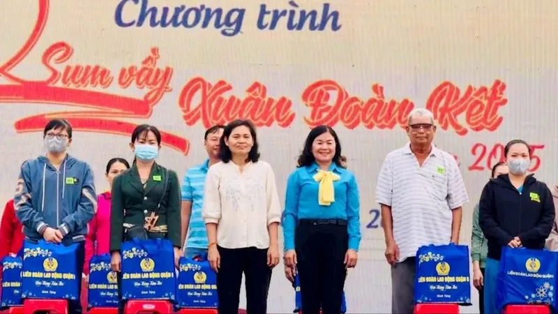 Nhiều chương trình chăm lo tết thiết thực cho công nhân, người lao động