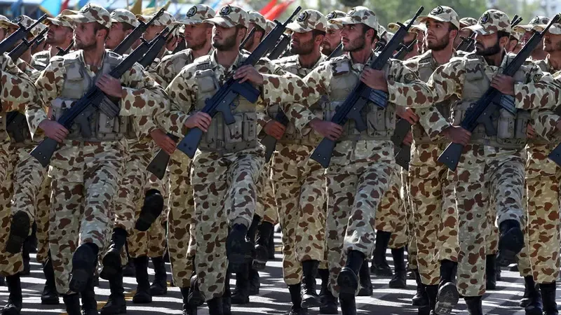 Quân đội Iran trong một cuộc diễu hành ngay bên ngoài Tehran, Iran, vào ngày 18/4/2017. Ảnh: alarabiya.net