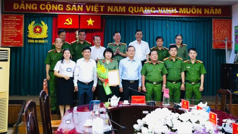 Lãnh đạo quận 11 trao khen thưởng cho các đơn vị