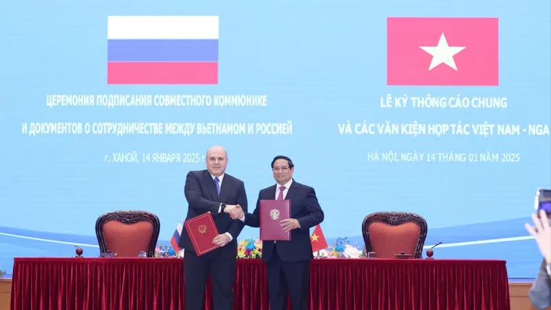 Thủ tướng Phạm Minh Chính và Thủ tướng Nga Mikhail Vladimirovich Mishustin ký thông cáo chung về kết quả chuyến thăm, chiều 14-1. Ảnh: QUANG PHÚC