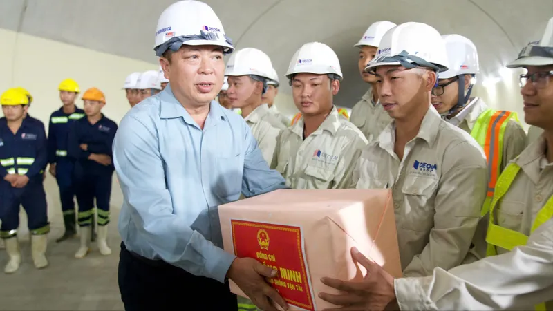 Bộ trưởng GTVT kiểm tra hiện trường cao tốc Quảng Ngãi - Hoài Nhơn