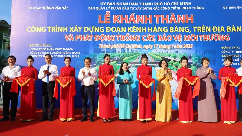Phó Bí thư Thành ủy, Chủ tịch HĐND TPHCM Nguyễn Thị Lệ cùng Phó Chủ tịch UBND TPHCM Bùi Xuân Cường và lãnh đạo quận 5 cắt băng khánh thành đưa vào sử dụng đoạn kênh Hàng Bàng. Ảnh: QUỐC HÙNG