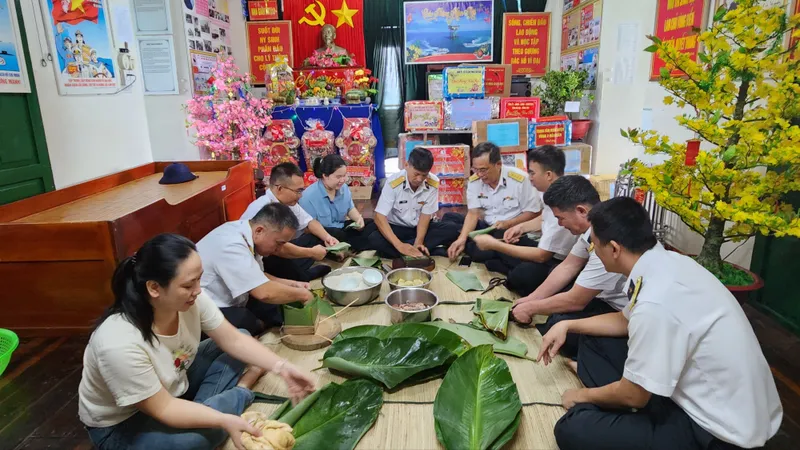 Ấm áp hải trình thăm, chúc tết chiến sĩ trên vùng biển, đảo phía Nam