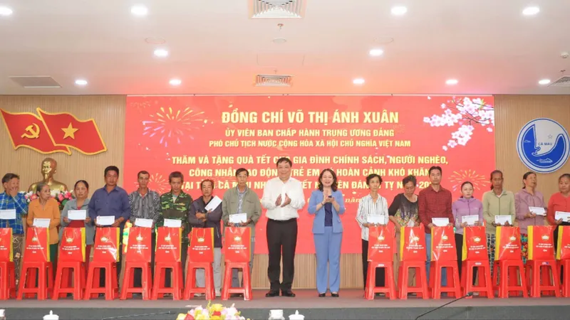Phó Chủ tịch nước Võ Thị Ánh Xuân thăm, tặng quà gia đình chính sách tại Cà Mau