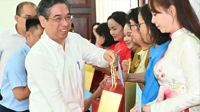 Lãnh đạo TPHCM biểu dương các đồng chí là Trưởng Ban Công tác Mặt trận khu phố, ấp tiêu biểu. Ảnh: VIỆT DŨNG