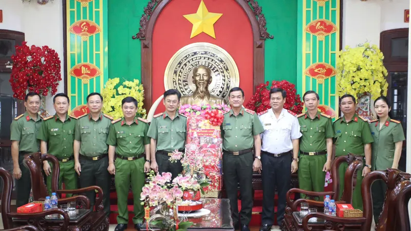 Trung tướng Lê Hồng Nam, Giám đốc Công an TPHCM thăm, chúc tết tại Công an TP Cần Thơ