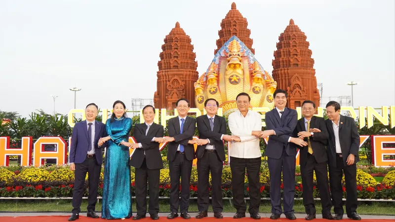 Bình Định "trình làng" cụm linh vật rắn thần Naga 5 đầu