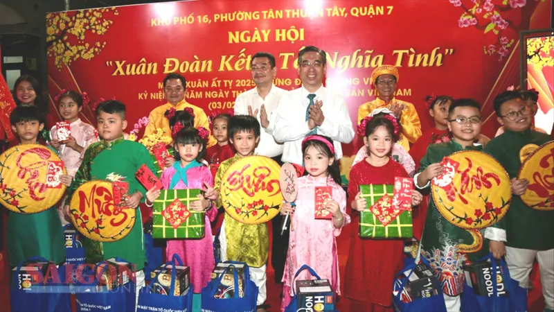 Đồng chí Nguyễn Phước Lộc chúc tết, tặng quà cho các em thiếu nhi. Ảnh: DŨNG PHƯƠNG