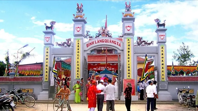 Tết ở làng dạy vua