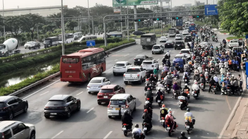 Cửa ngõ miền Tây đông đúc, bến xe "căng mình" phục vụ khách