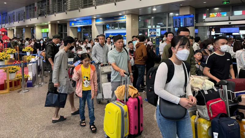 Sân bay Tân Sơn Nhất tấp nập người đón Việt kiều về tết