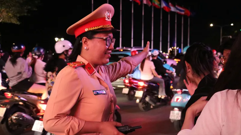 Lực lượng CSGT hướng dẫn, phân luồng giao thông trên đường Tôn Đức Thắng