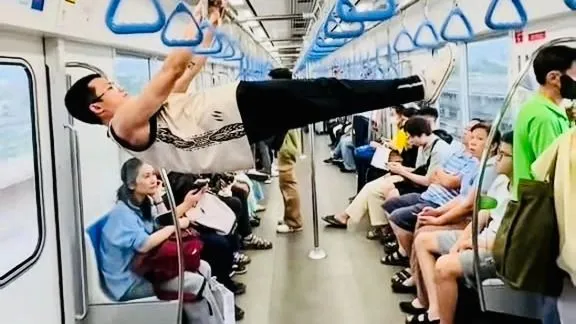 Nam thanh niên hít xà đơn trên Metro số 1 