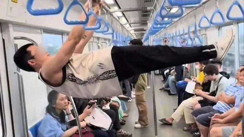 Đề nghị công an xác minh nam thanh niên dùng tay nắm dọc trần tàu Metro 1 để tập thể dục