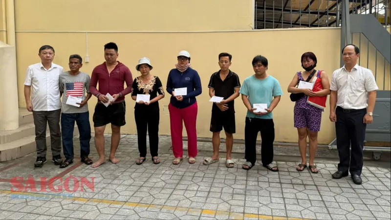 Lãnh đạo quận 1 thăm, động viên các hộ dân trong vụ cháy ở quận 1 ngày 29 tết. Ảnh: THÁI PHƯƠNG