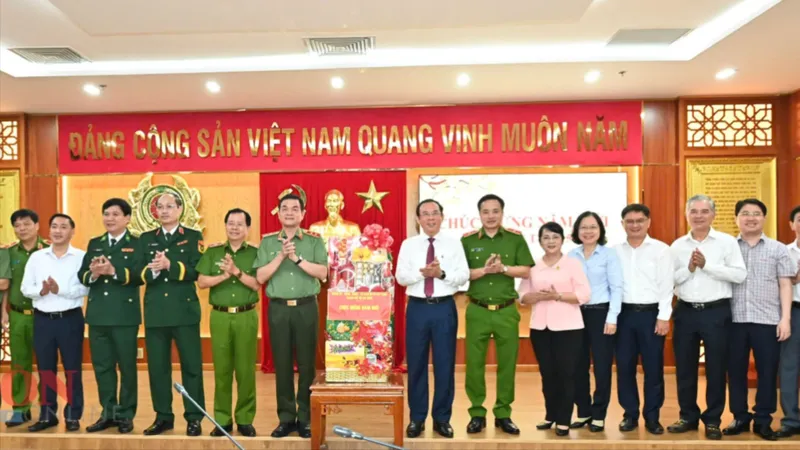 Bí thư Thành ủy TPHCM Nguyễn Văn Nên thăm, động viên Công an TPHCM đêm Giao thừa