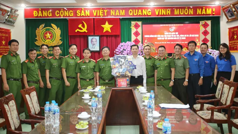 Bí thư Trung ương Đoàn, Chủ tịch Trung ương Hội Sinh viên Việt Nam Nguyễn Minh Triết thăm, chúc tết PC04