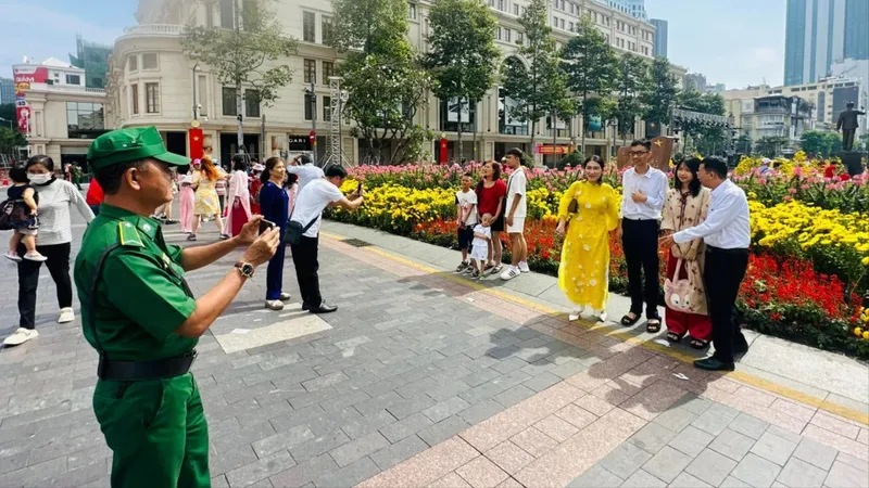 Mùng 1 Tết, người dân TPHCM rộn ràng du xuân