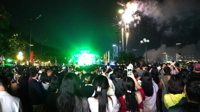 Đông đảo người dân tập trung ở công viên, bãi biển đón Giao thừa chào đón năm mới Ất Tỵ 2025