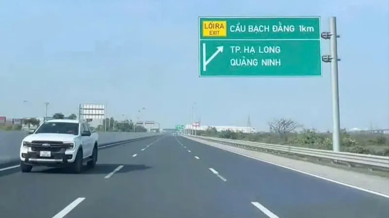 Hình ảnh chiếc xe ô tô chạy ngược chiều