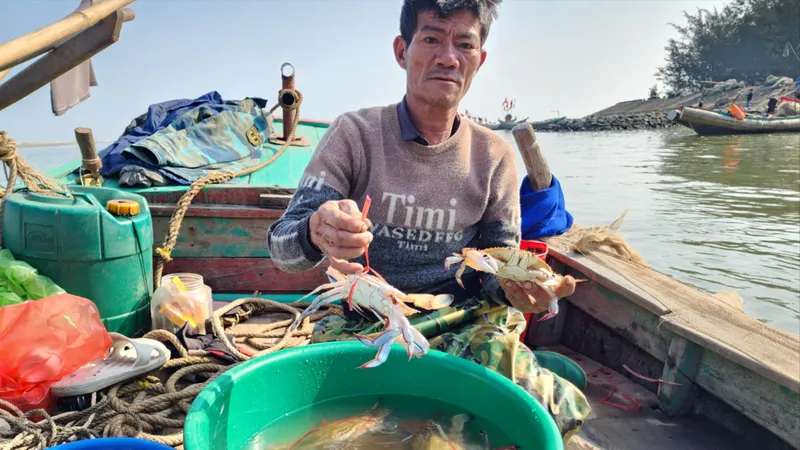 Ngư dân Dương Văn Thông (xã Thịnh Lộc, huyện Thạch Hà, Hà Tĩnh) phấn khởi đánh bắt được nhiều ghẹ tại chuyến biển đầu tiên của năm mới 