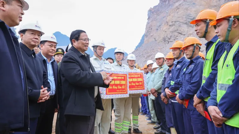 Thủ tướng Phạm Minh Chính động viên, tặng quà tết cán bộ, công nhân trên công trường và kiểm tra, đôn đốc, thúc đẩy tiến độ dự án đường bộ cao tốc Đồng Đăng - Trà Lĩnh. Ảnh: VIẾT CHUNG