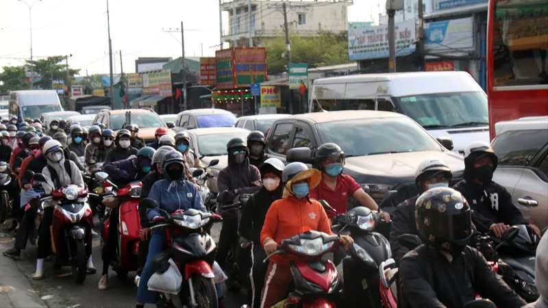 Người dân ùn ùn trở lại TPHCM sau kỳ nghỉ tết
