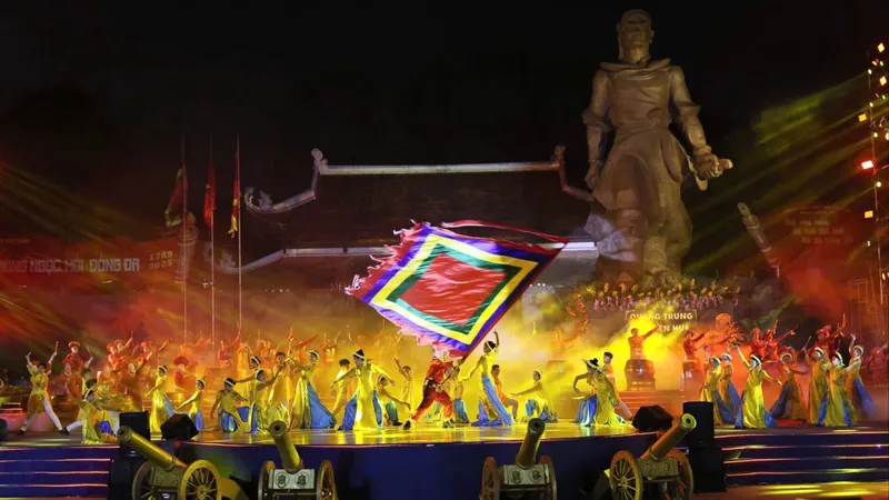 Chương trình biểu diễn trong lễ hội kỷ niệm 236 năm Chiến thắng Ngọc Hồi - Đống Đa (1789 - 2025). Ảnh VIẾT CHUNG