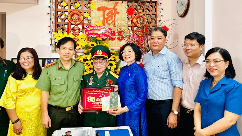 Bí thư Quận ủy quận 5 Huỳnh Ngọc Nữ Phương Hồng cùng thành viên đoàn thăm, tặng quà ông Trần Thăng Phúc. Ảnh: CHÍ THẠCH